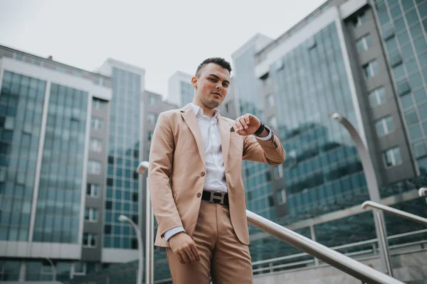 Jovem Empresário Caucasiano Terno Livre — Fotografia de Stock