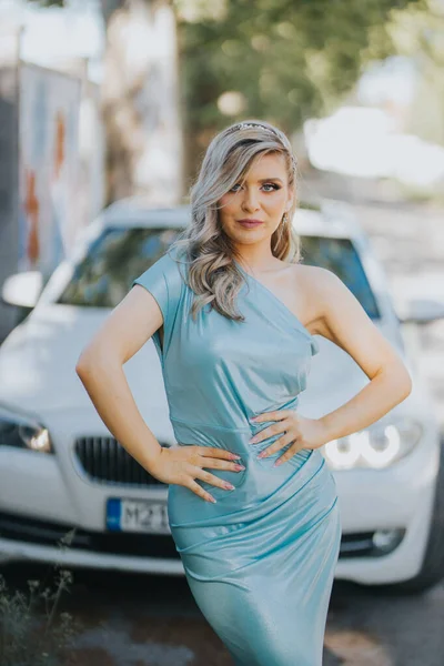 Una Giovane Donna Caucasica Indossa Elegante Abito Blu Posa — Foto Stock