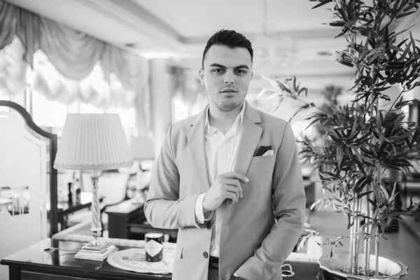 Caucasian Young Businessman Suit Standing Restaurant — ストック写真
