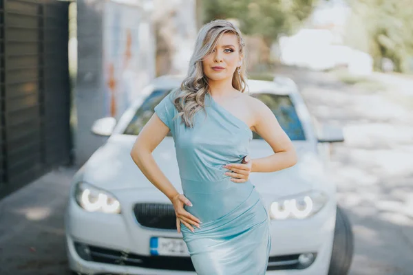 Uma Jovem Mulher Caucasiana Vestindo Elegante Vestido Azul Posando — Fotografia de Stock