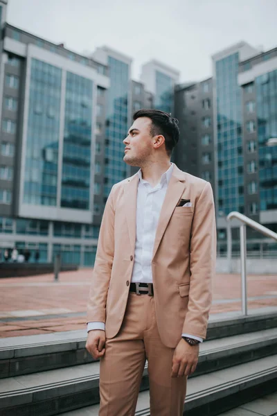 屋外に立つスーツ姿の若い実業家 — ストック写真