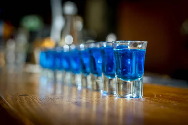 Una Toma Selectiva Bebidas Alcohólicas Azules Vasos Chupito — Foto de Stock