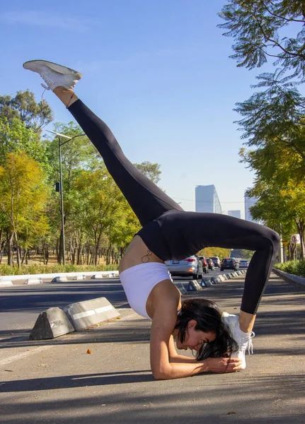 Plano Vertical Una Morena Hispana Practicando Yoga Por Mañana Parque —  Fotos de Stock