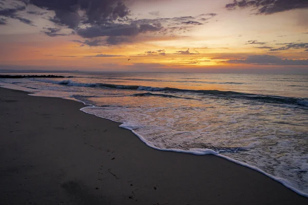 Μια Γραφική Θέα Ενός Όμορφου Ωκεανού Κατά Διάρκεια Του Ηλιοβασιλέματος — Φωτογραφία Αρχείου