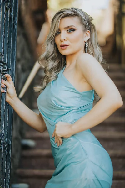 Молода Кавказька Жінка Елегантній Блакитній Сукні Позі — стокове фото