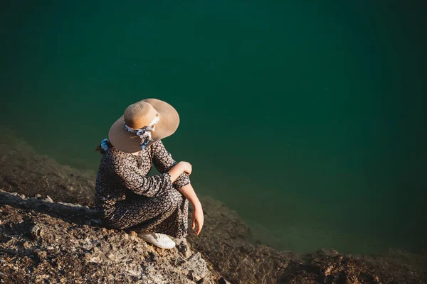 Eine Frau Entspannt Sich Sommer Mit Hut Auf Den Flussfelsen — Stockfoto