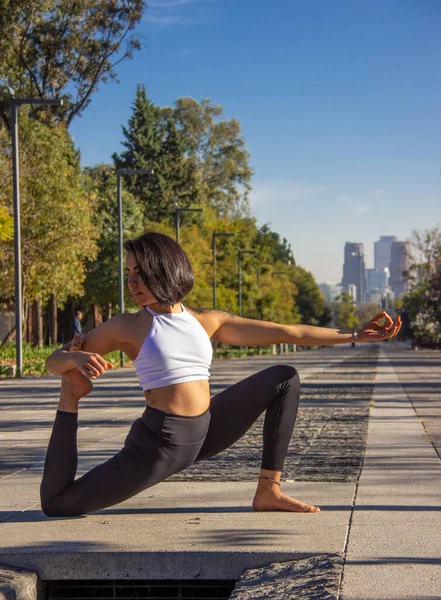 Plano Vertical Una Morena Hispana Practicando Yoga Por Mañana Parque —  Fotos de Stock