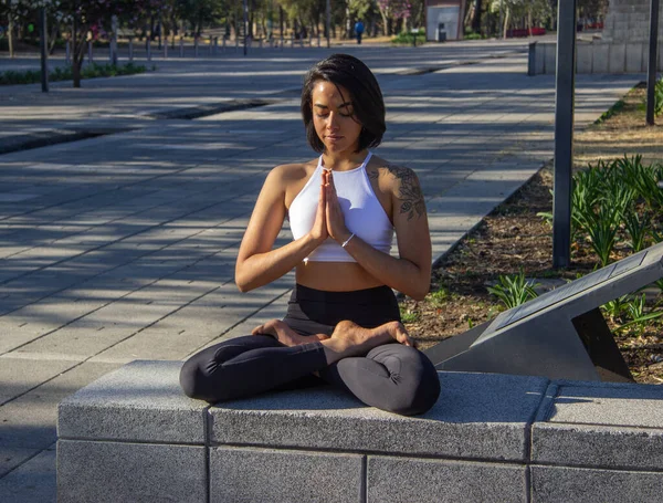 Close Uma Mulher Hispânica Morena Praticando Ioga Pela Manhã Parque — Fotografia de Stock