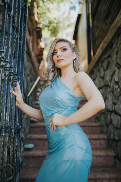 Una Mujer Elegante Posando Hermoso Vestido Parque —  Fotos de Stock