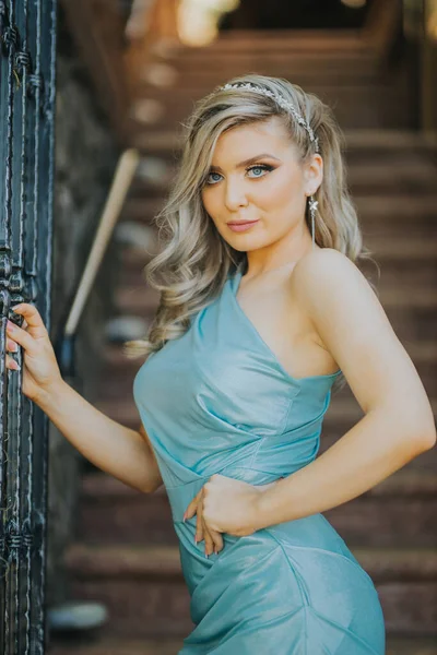 Молода Кавказька Жінка Елегантній Блакитній Сукні Позі — стокове фото