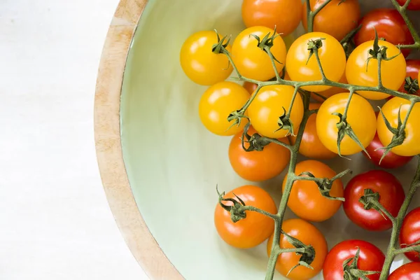 Una Vista Superior Coloridos Tomates Cherry Tazón Aislado Sobre Fondo — Foto de Stock