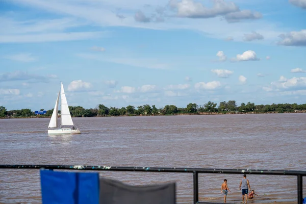 Rosario Argentina Května 2021 Plachetnice Plující Řece Parana Před Ostrovem — Stock fotografie
