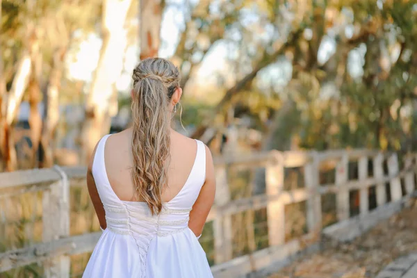 Plan Mise Point Peu Profonde Vue Arrière Une Belle Mariée — Photo