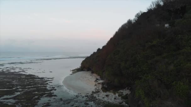 Praia Arenosa Mar Ondulado Nascer Sol — Vídeo de Stock