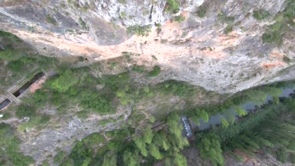 Luftaufnahme Einer Person Die Mit Einer Drohne Auf Den Berggipfel — Stockvideo