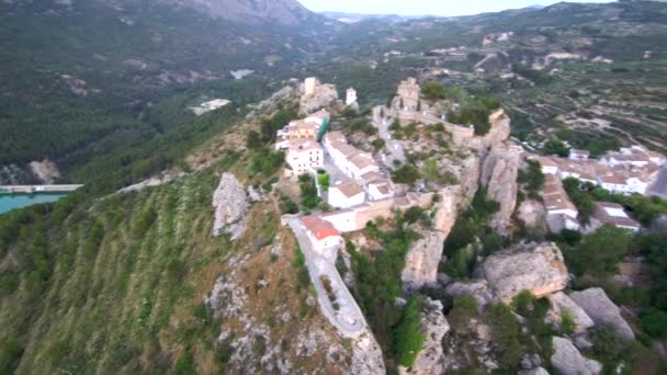 Uma Vista Aérea Forte Castelo Casas Pico Alto Montanha — Vídeo de Stock