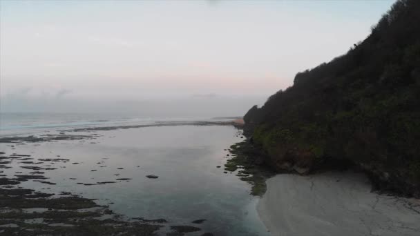 Sandstrand Und Welliges Meer Bei Sonnenaufgang — Stockvideo