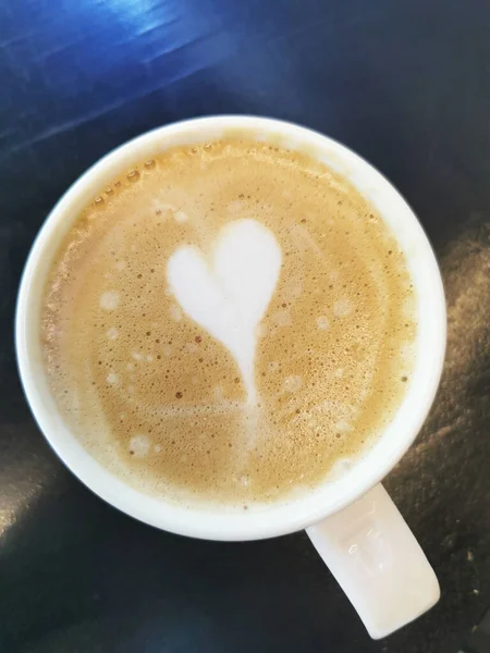 Uma Vista Vertical Superior Delicioso Cappuccino Quente Com Coração Leite — Fotografia de Stock