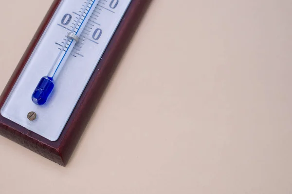 Ein Thermometer Auf Cremefarbener Oberfläche Mit Kopierraum — Stockfoto