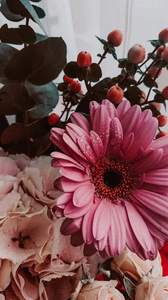 Hermoso Ramo Con Rosas Gerberas Sobre Mesa — Foto de Stock