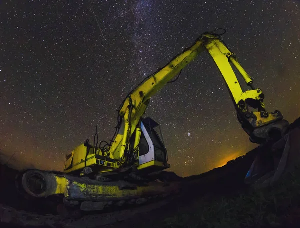 星空の下で大規模な黄色の産業機械 — ストック写真