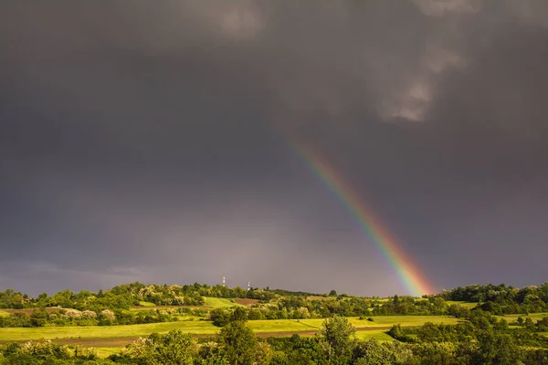 Una Hermosa Vista Arco Iris Cielo Sombrío Después Lluvia Sobre —  Fotos de Stock