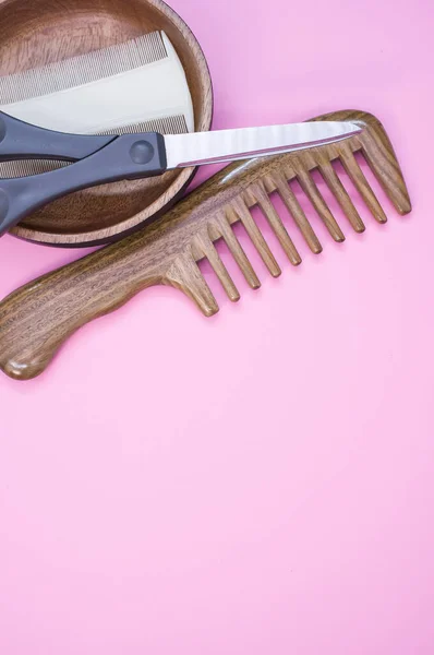 Vertical Shot Hairbrushes Scissors Wooden Bowl Pink Background — Stock Photo, Image