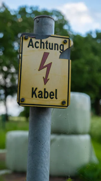 Primer Plano Señal Achtung Kabel Cable Atención Fondo Del Parque — Foto de Stock
