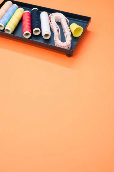 Pacchetto Fili Colorati Cucire Nastro Misurazione Sfondo Arancione Con Uno — Foto Stock