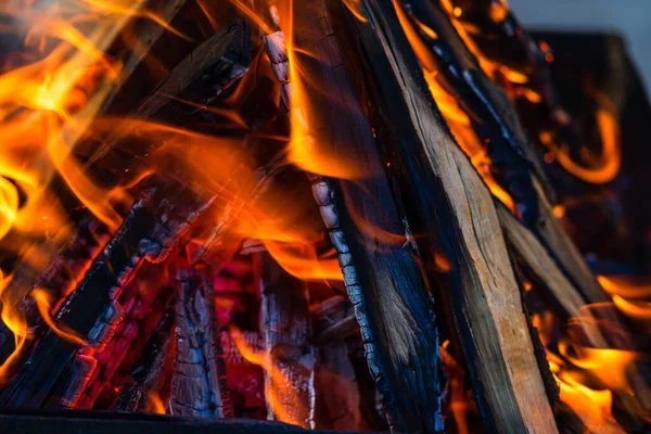 Kömür Oluşturmak Için Odun Parçaları Yakmak Hazırlıktan Önce Barbekü Ateşi — Stok fotoğraf