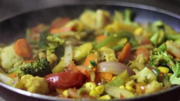 Una Vista Cerca Una Persona Que Cocina Verduras Frescas — Vídeo de stock