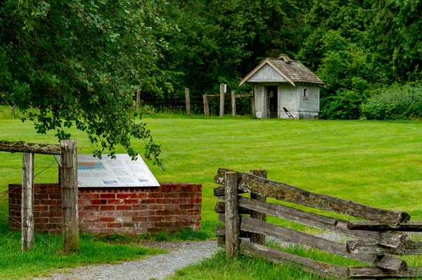 Een Klein Rustiek Gebouw Een Houten Hek Bij Het Bos — Stockfoto