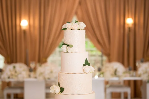 Beau Gâteau Mariage Décoré Fleurs Dans Grand Hall — Photo