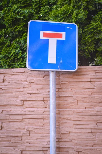 Een Verticaal Schot Van Een Doodlopend Verkeersbord Voor Een Hek — Stockfoto