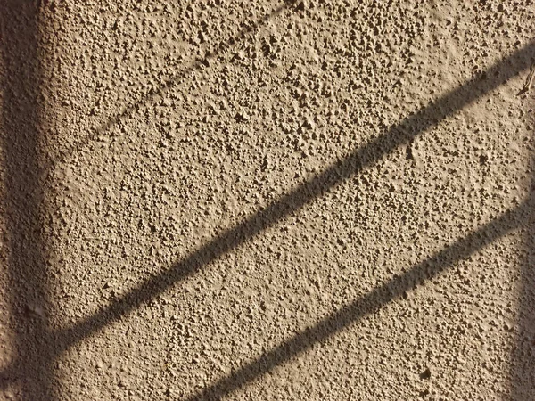 Раскрашенная Стена Грубой Ворчливой Текстурой Тенями Прутьев Падающих Ярким Светом — стоковое фото