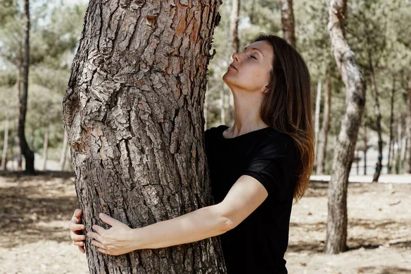 Uma Mulher Caucasiana Sensual Meia Idade Abraçando Uma Árvore Amando — Fotografia de Stock