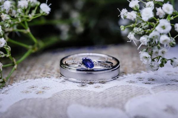 Primo Piano Anelli Fidanzamento Con Gypsophilas Sullo Sfondo — Foto Stock