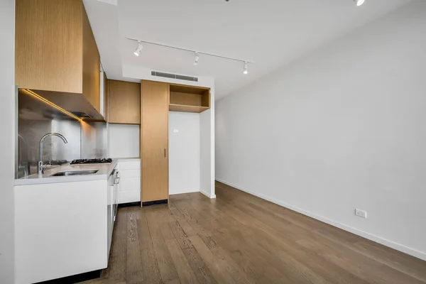Uma Cozinha Com Mobiliário Branco Madeira — Fotografia de Stock