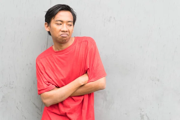 Indonesio Con Una Camiseta Roja Posando Con Los Brazos Cruzados —  Fotos de Stock