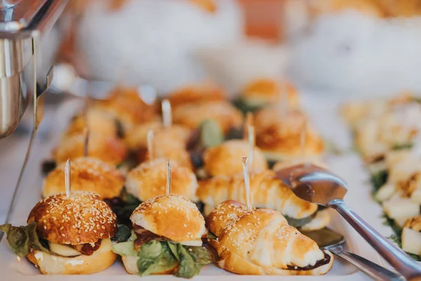 Een Close Shot Van Een Set Hamburgers Sandwiches Een Buffettafel — Stockfoto