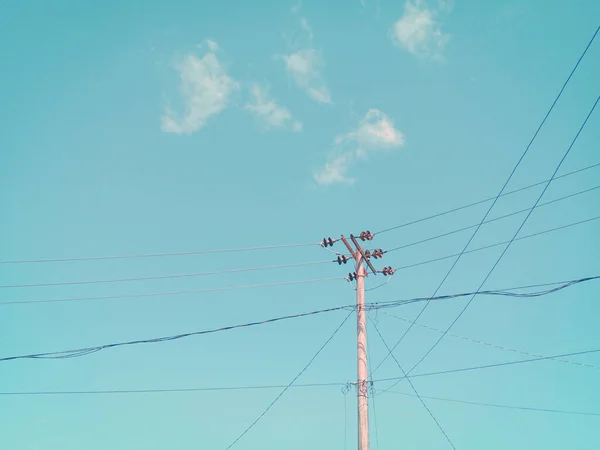 Una Red Eléctrica Contra Fondo Azul Claro Del Cielo —  Fotos de Stock