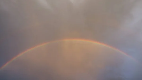Ein Schöner Blick Auf Einen Regenbogen Düsteren Himmel Nach Dem — Stockfoto