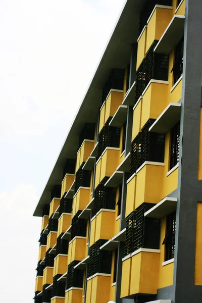 Tiro Vertical Uma Fachada Edifício Preto Amarelo Com Varandas — Fotografia de Stock