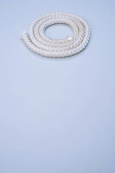 Svislý Záběr Bílého Lana Modrém Pozadí — Stock fotografie