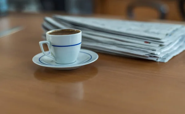 Vaso Café Turco Sobre Una Mesa Madera Con Montón Periódicos — Foto de Stock