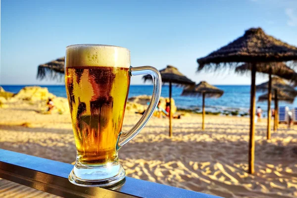 Tiro Selectivo Del Foco Cerveza Fresca Deliciosa Una Playa Durante —  Fotos de Stock