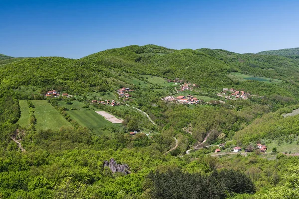 Vacker Utsikt Över Fälten Och Husen Med Bergen Ryggen Solig — Stockfoto