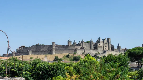 Ufortyfikowane Miasto Carcassonne Wzgórzu Francji Wysokimi Niebieskimi Wieżami Pod Czystym — Zdjęcie stockowe