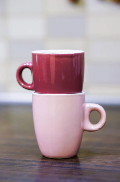 木製の表面にピンク色のセラミックカップの2つの閉鎖 — ストック写真