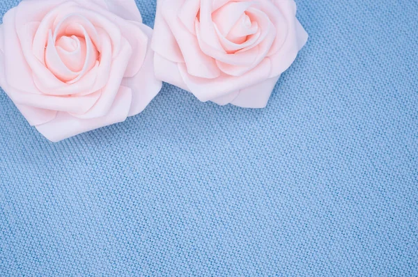 Close Das Rosas Rosa Artificiais Decorativas Tecido Azul — Fotografia de Stock